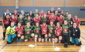 Gruppenfoto der Floorballspielerinnen aus Dresden und Berlin. Mit Medaillien und zwei Pokalen.